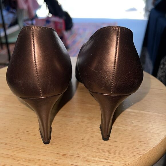 Stewart Weitzman Vintage Bronze Heels size 9.5AAAA- 2.5” heels -great condition! - Picture 11 of 11